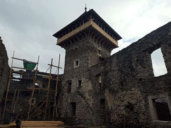 Реставрація триває: в мережі опублікували нові фото Невицького замку