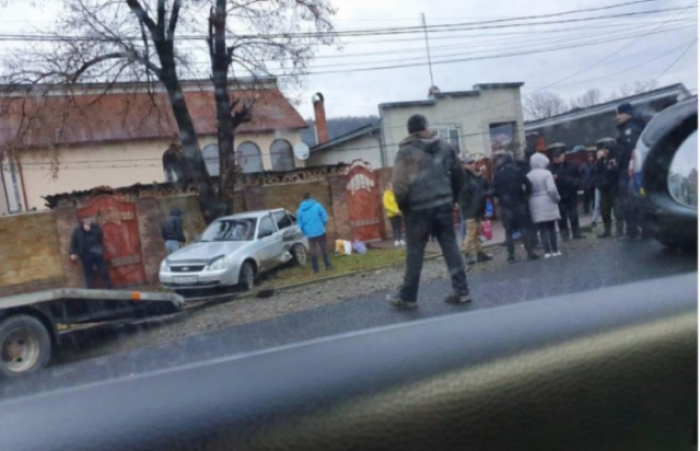 На Тячівщині трапилася ДТП. Автомобіль відкинуло в дерево
