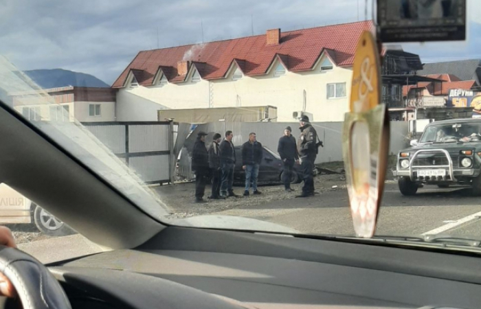 ДТП на Тячівщині: автівка влетіла в огорожу