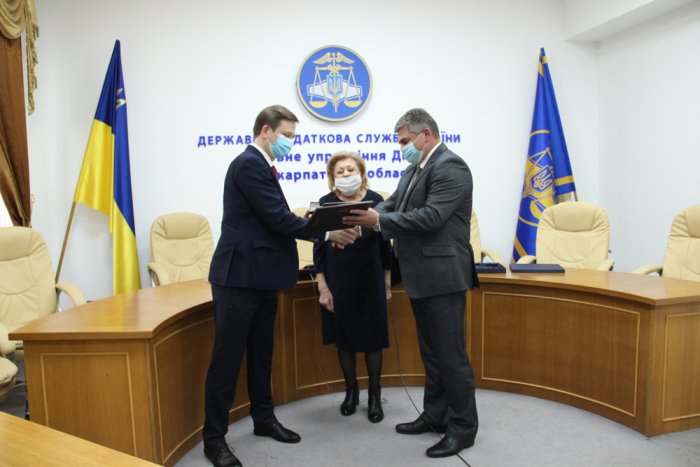 В Ужгороді нагородили сумлінного платника податків України