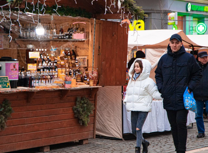 Благодійність у центрі Ужгорода: містяни можуть придбати подарунки і від майстрів ручної роботи