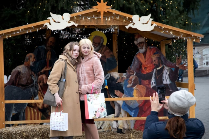 Свято наближається: в Ужгороді встановили різдвяний вертеп