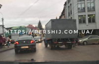 ДТП в Ужгороді: дорогу не поділили вантажівка та Chevrolet 