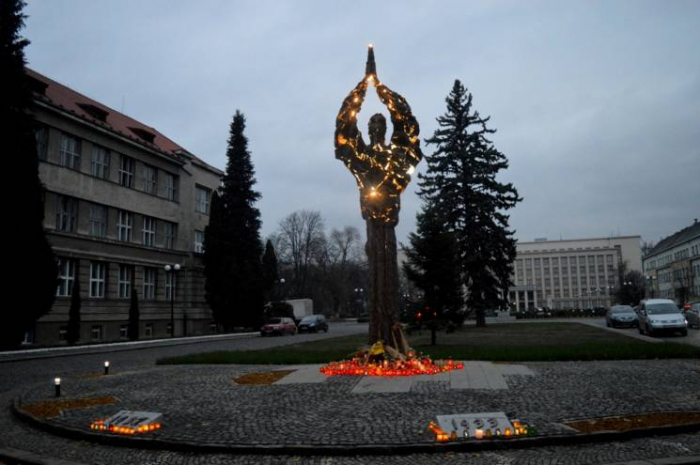 В Ужгороді пошкодили монумент жертвам Голодомору
