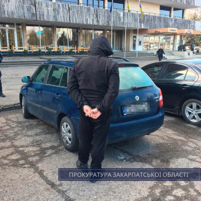 В Ужгороді прокуратура погодила підозру іноземцію, у автомобілі якого виявили 2,2 кг метамфетаміна