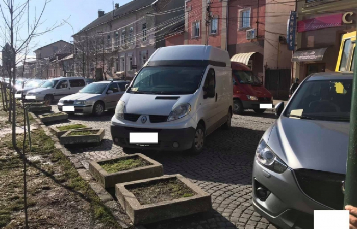 У Мукачеві патрульні за тиждень виписали майже 500 штрафів за неправильну парковку