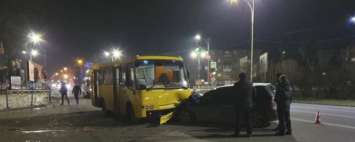 Маршрутний автобус з пасажирами потрапив у ДТП в Ужгороді
