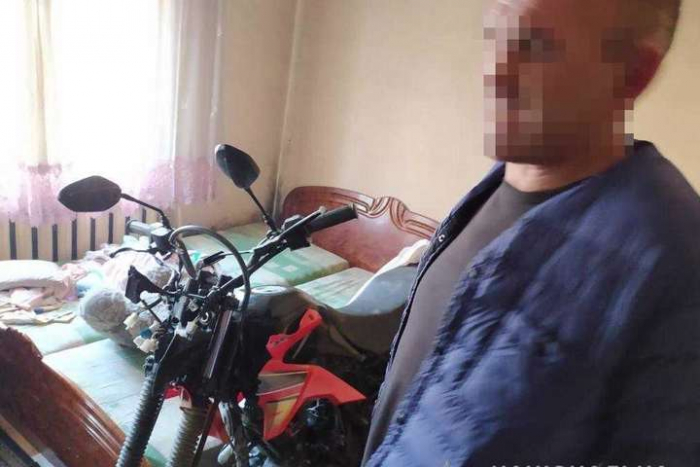 Закарпатець заховав викрадений мотоцикл у власній спальні (ФОТО)