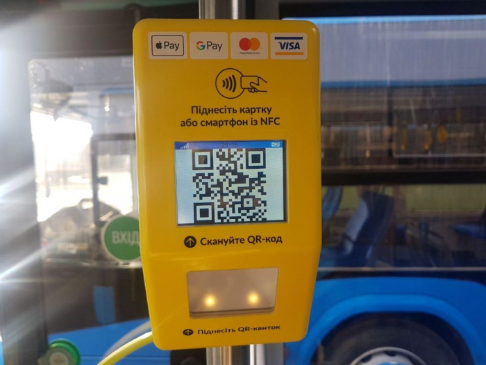 Щодня все більше пасажирів розраховуються карткою чи смартфоном в маршрутках Ужгорода (ВІДЕО)