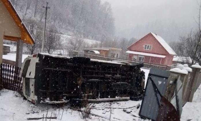 На Закарпатті перекинувся рейсовий автобус: троє людей травмовано