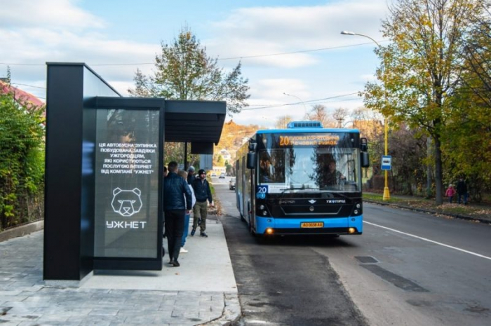 Зручно і комфортно: в Ужгороді облаштовують сучасні автобусні зупинки ВІДЕО