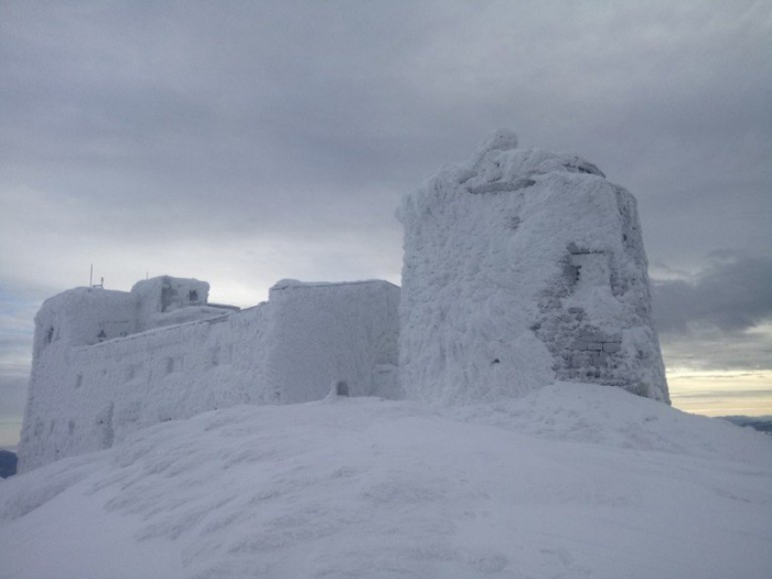 Сніг та вітер: на горі Піп Іван панує справжня зима (ФОТОФАКТ)
