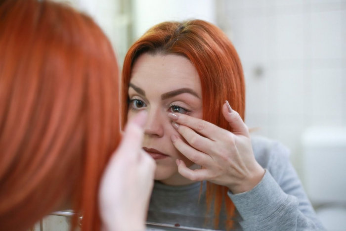 Жіноча шпаргалка: як підібрати крем для зони навколо очей?