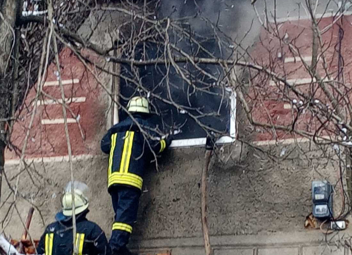 На Воловеччині пожежники рятували будинок, в якому мешкали мати з маленькою дитиною