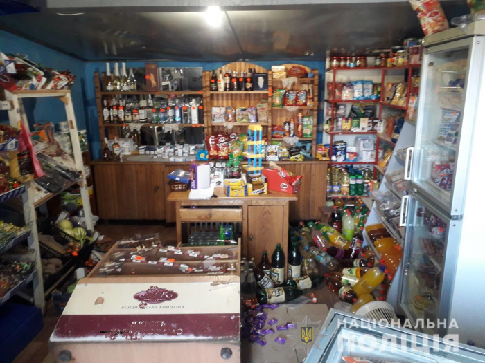 Закарпатський "Робін Гуд": на Берегівщині хлопець обікрав магазин, щоб почастувати знайомих