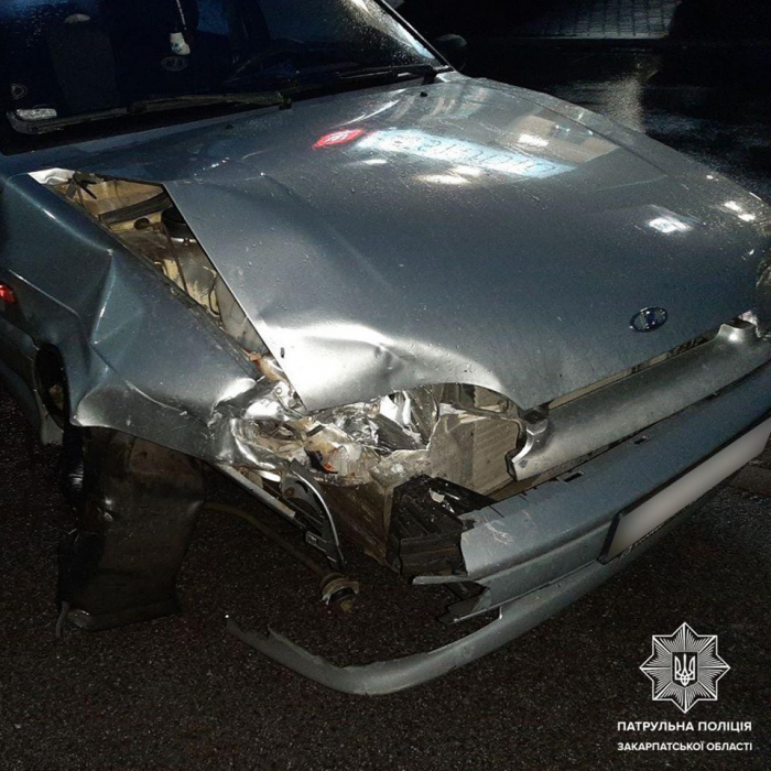 У Мукачеві копи розшукали водія, який скоїв ДТП за участі трьох автівок, і втік з місця пригоди