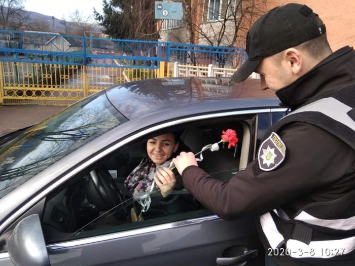 Сьогодні поліцейські Закарпаття «зупиняють» жінок-водіїв
