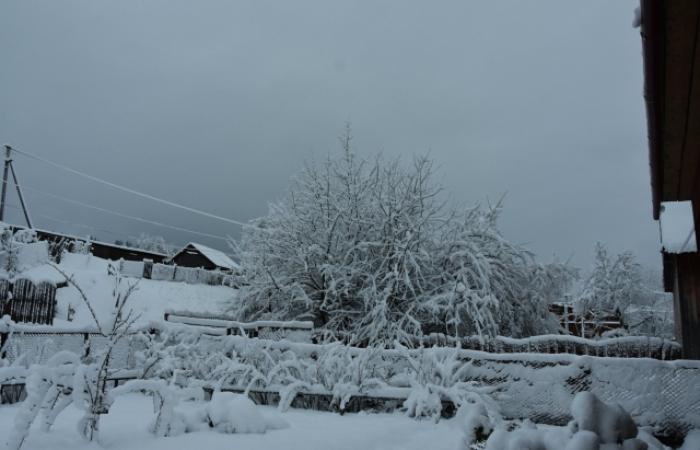 Зима легко не здається на високогір’ях в Закарпатті (ФОТО)