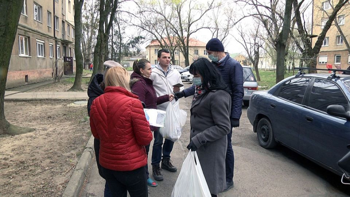 Богдан Андріїв: За кошти міського бюджету придбали 450 наборів, щоб допомогти ужгородцям, які зараз дуже потребують підтримки