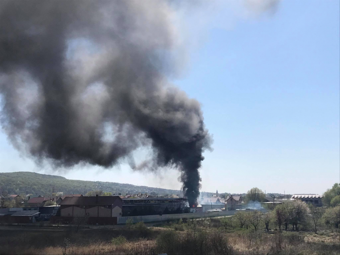 Пожежа на Ужгородщині: горить поруч із складами підприємства (ФОТО, ВІДЕО)