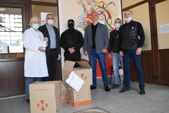 Необхідні для захисту медиків речі передали в міську дитячу лікарню Ужгорода