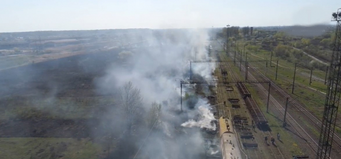 Через хаотичні підпали сухотрав`я в Мукачеві палала залізниця