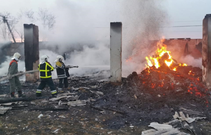 На Виноградівщині вогнем вщент знищено складські приміщення (ФОТО)