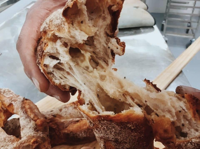 Ужгородський кондитер Валентин Штефаньо спік хліб з сиром за стародавнім рецептом