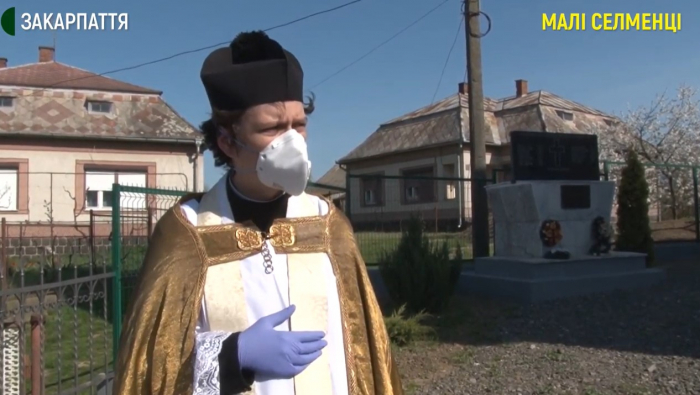 В масках та на власних подвір’ях освячували великодні кошики на Ужгородщині
