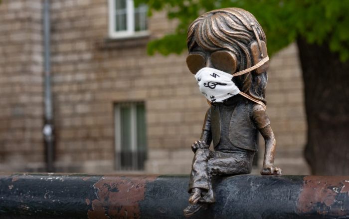 Ужгородські родзинки в масках: Як фотограф і рукодільниця причепурили та зазнімкували скульптурки на карантині