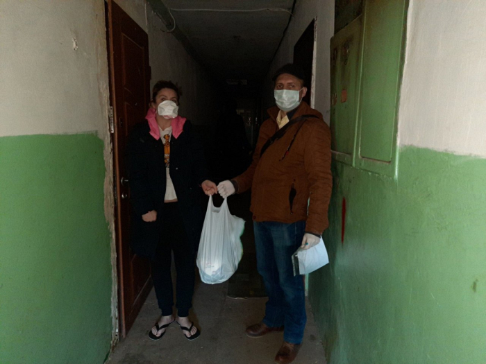 Ужгородські соцпрацівники продовжують передавати продукти і засоби гігієни містянам, які найбільше цього потребують