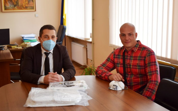 Ужгородський підприємець передав 7 захисних комбінезонів місцевим медикам