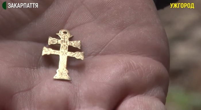 Елементи одягу, медальйон та хрестик знайшли на руїнах церкви Ужгородського замку