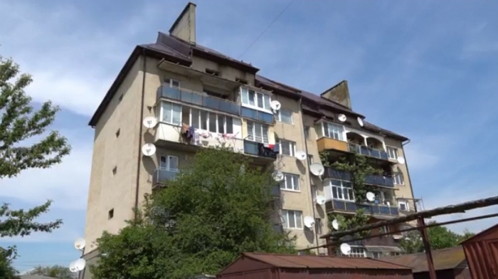 В Ужгороді завершується оновлення покрівлі п’ятиповерхівки у провулку Приютському