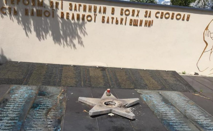 Вандали пошкодили меморіал на Пагорбі слави в Ужгороді