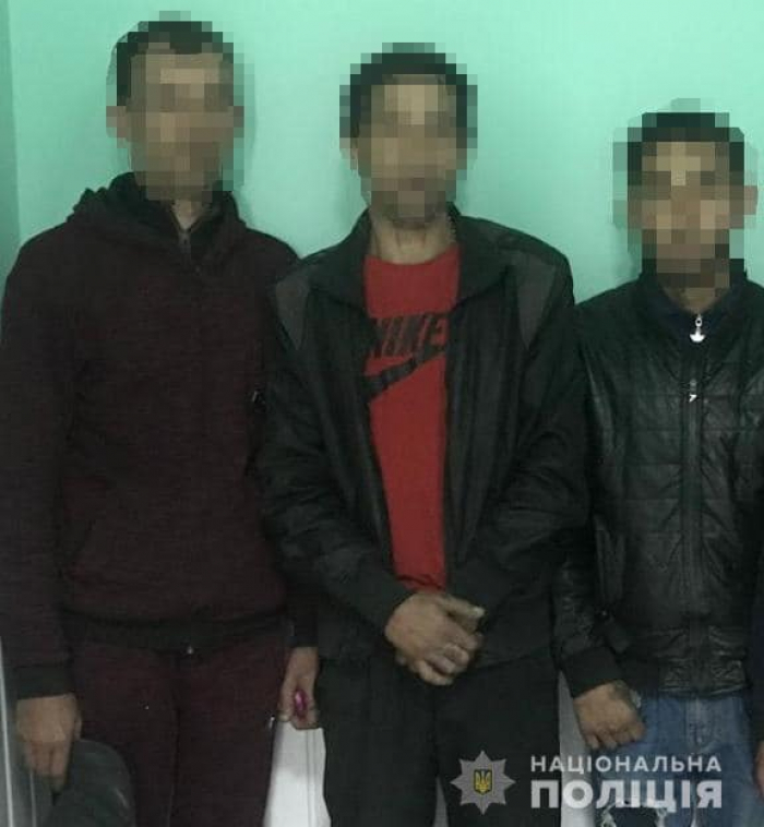 Мукачівщина: поліціянти «на гарячому» затримали групу серійних крадіїв