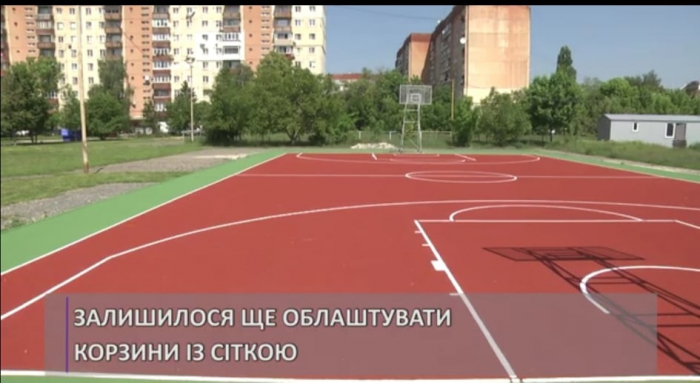 Сучасний спортивний майданчик для дітей: в Ужгороді триває будівництво баскетбольного поля (ВІДЕО)