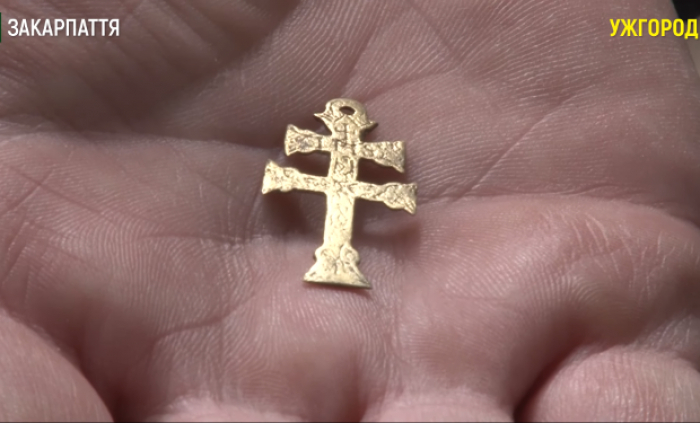 Елементи одягу, медальйон та хрестик знайшли на руїнах церкви Ужгородського замку 