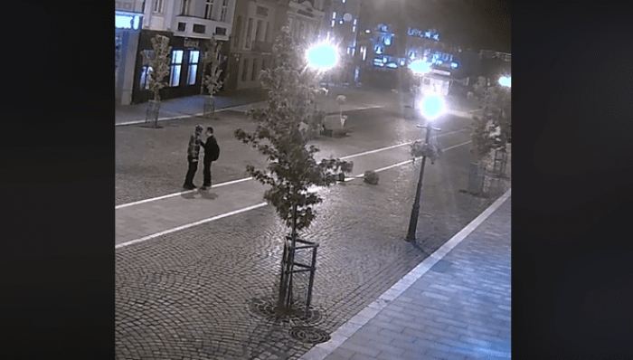 Уночі вандали вирвали дерево та зняли люк в центрі Ужгорода (ВІДЕО)