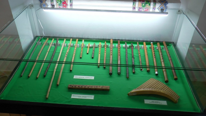 В Ужгородському замку відкрили експозицію народних музичних інструментів та виставку артефактів