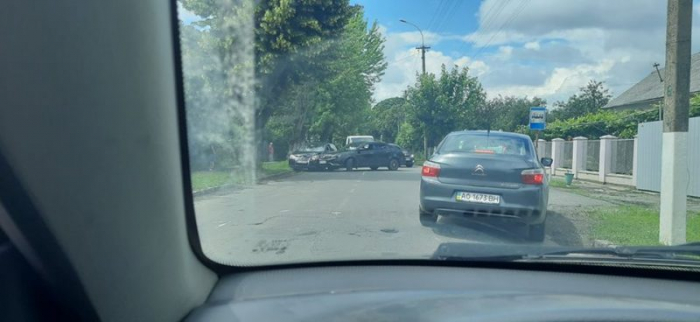 Аварія в Ужгороді: дорогу не поділили два автомобілі