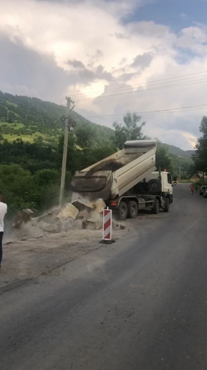 Дорожники активно відновлюють зруйновану повінню дорогу Н-09 Мукачево –Рогатин на 188 км