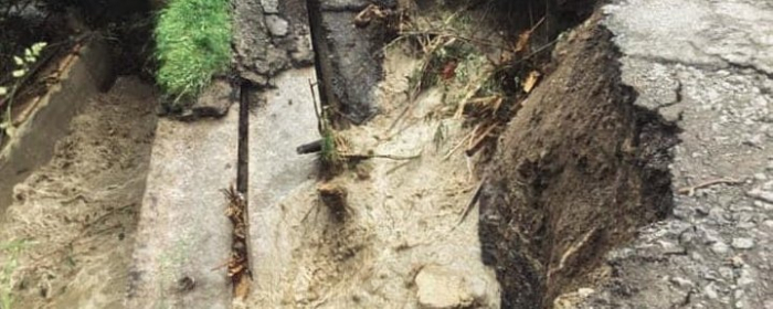 Наслідки негоди на Закарпатті: паводок зніс міст у селі
