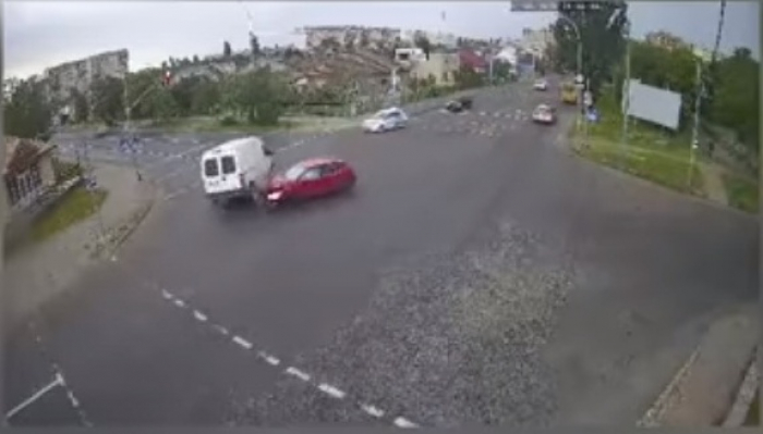 ДТП на перехресті вулиць Можайського та Минайської в Ужгороді потрапило на відео