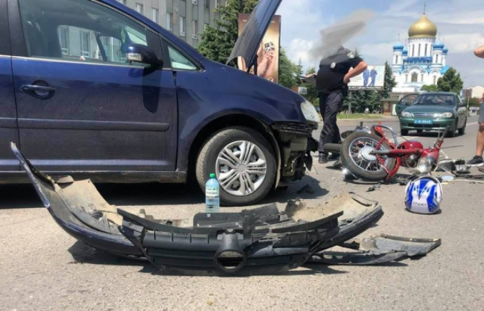 В Ужгороді на вулиці Минайській мотоцикліст влетів у авто (ФОТОФАКТ)