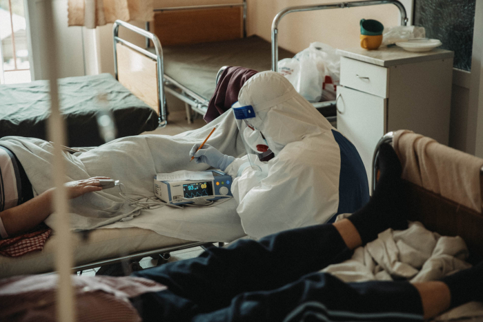 Віч на віч з коронавірусом: як лікарі в Ужгороді щодня борються за життя (ФОТО)