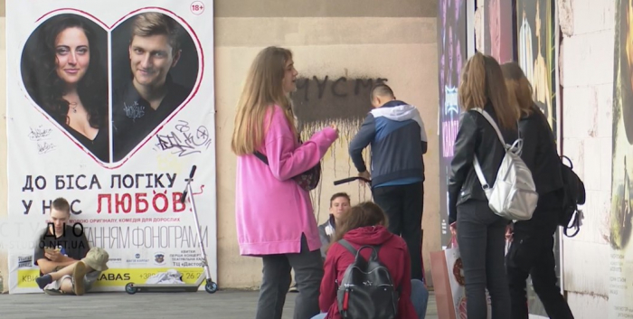Прояви вандалізму відбуваються біля будівлі Закарпатського драмтеатру в Ужгороді