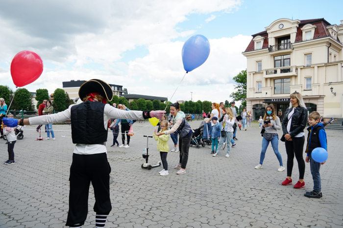 В Ужгороді відбувся флеш-арт до Міжнародного дня захисту дітей (ФОТОРЕПОРТАЖ)
