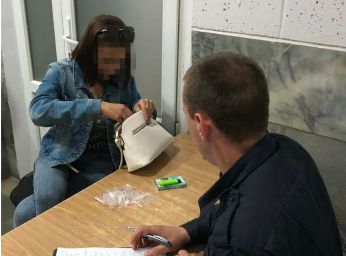 У Виноградові поліція затримала 25-річну жінку з 17 пакетиками метамфетаміну