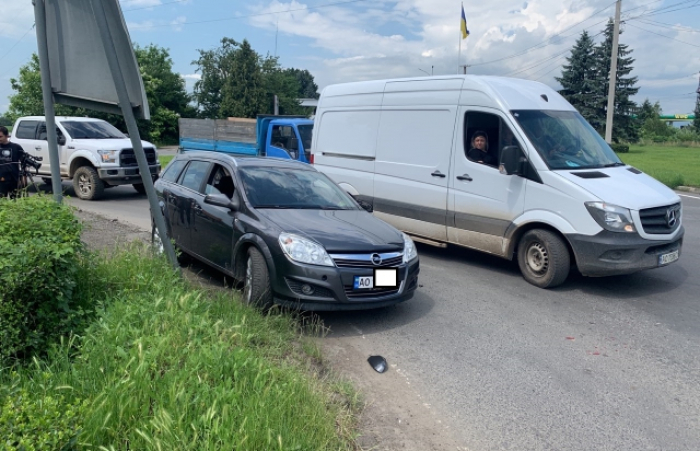 ДТП в Мукачеві: не розминулися Opel та фура (ВІДЕО)
